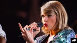 FILE - Singer Taylor Swift performs during her "1989" world tour at MetLife Stadium .