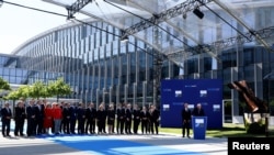 Presiden AS, Donald Trump (kanan) menyampaikan pidatonya di awal pertemuan puncak NATO di markas besarnya yang baru di Brussels, Belgia, 25 Mei 2017 (foto: REUTERS/Jonathan Ernst)