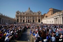 Miles de fieles llenan la Plaza de San Pedro en Roma, durante la ceremonia de canonización del arzobispo salvadoreño Óscar Romero, el papa Paulo VI y otros cinco beatos el domingo 14 de octubre de 2018.