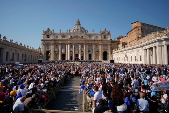 Miles de fieles llenan la Plaza de San Pedro en Roma, durante la ceremonia de canonización del arzobispo salvadoreño Óscar Romero, el papa Paulo VI y otros cinco beatos el domingo 14 de octubre de 2018.
