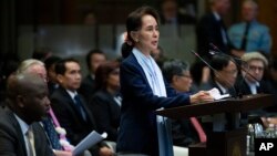 ICJ တရားရုံးတွင် နိုင်ငံတော်အတိုင်ပင်ခံပုဂ္ဂိုလ် ဒေါ်အောင်ဆန်းစုကြည် မြန်မာကိုယ်စား ထွက်ဆိုနေစဉ်။