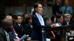 ICJ တရားရုံးတြင္ ႏုိင္ငံေတာ္အတုိင္ပင္ခံပုဂၢဳိလ္ ေဒၚေအာင္ဆန္းစုၾကည္ ျမန္မာကုိယ္စား ထြက္ဆုိေနစဥ္။