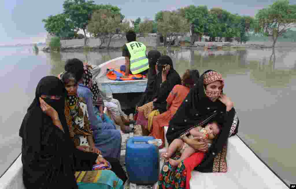 جنوبی پنجاب کے ضلع لیہ میں امدادی کارکن متاثرہ افراد کو محفوظ مقامات پر منتقل کرنے میں مصروف ہیں۔