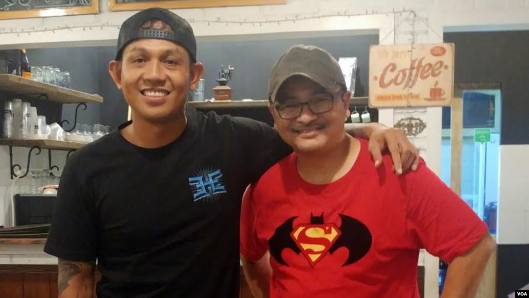Bobby Kool, vokalis SID dengan Naratama Rukmananda (VOA) di Denpasar, Bali (VOA/Naratama).