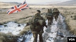 1982-ci ildə Falklanda soxulan Argentina qüvvələrini Böyük Britaniya bir neçə gün ərzində darmadağın etdi.