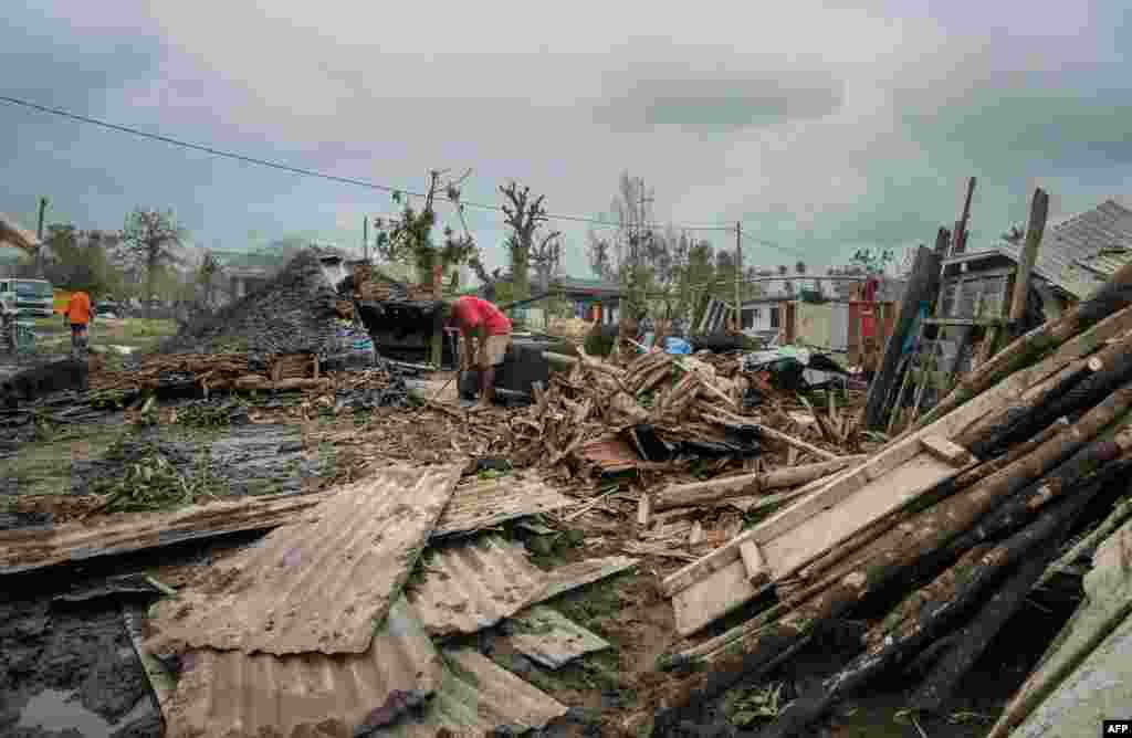 Puing-puing berserakan di wilayah yang dihantam Siklon Pam, di luar ibukota Port Vila, Vanuatu. (AFP/Unicef)