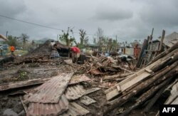 Với sức gió mạnh đến 300 kilômét/giờ, bão Pam đã phá huỷ hoàn toàn các làng mạc ở Vanuatu, thổi bay các nóc nhà, làm gãy các cột điện và cây cối.