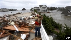 Salah satu cuaca ekstrem tahun 2012 adalah Badai Sandy dan gelombang badai yang melanda masyarakat pesisir di New Jersey dan menggenangi jalur kereta bawah tanah, terowongan dan jalan-jalan di New York City, yang menyebabkan kerugian sedikitnya $40 miliar (Foto: dok).