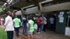 Des électeurs font la queue à un bureau de vote à Cocody, un quartier d'Abidjan, le 24 mars 2018 .