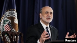 Ketua Federal Resereve, Ben Bernanke (foto: dok). Pejabat bank sentral mengadakan pertemuan 2 hari di Washington untuk membahas langkah mendorong perekonomian. 