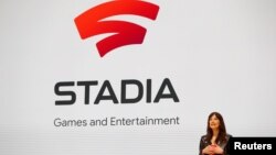 Jade Raymond, kepala Stadia Games and Entertainment milik Google, berbicara di panggung dalam sebuah presentasi pada Game Developers Conference di San Fransisco, California, AS, 19 Maret 2019 (foto: Reuters/Stephen Lam)