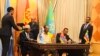 Le Premier ministre éthiopien Abiy Ahmed, à droite, signe un document lors d’une rencontre avec le président de la Somalie Formajo et le président Isaias à Asmara, 6 septembre 2017. (Twitter/Fitsum Arega)