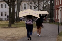 Mahasiswa Harvard bersiap untuk pindah dari asrama setelah menerima pemberitahuan dari sekolah bahwa mereka tidak diperkenankan kembali ke sekolah setelah liburan musim semi, 10 Maret 2020. (Foto: dok).