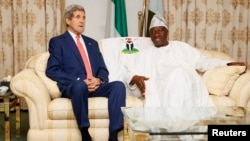 ລັດຖະມົນຕີ​ຕ່າງປະ​ເທດ​ສະຫະລັດ ທ່ານ John Kerry (ຊ້າຍ) ໂອ້ລົມກັບ ປະທານາທິບໍດີໄນຈີເຣຍ ທ່ານ Goodluck Jonathan ຢູ່ທີ່ທຳນຽບຕ້ອນຮັບແຂກຕ່າງປະເທດ ໃນນະຄອນຫລວງ Lagos, ວັນທີ 25 ມັງກອນ 2015.