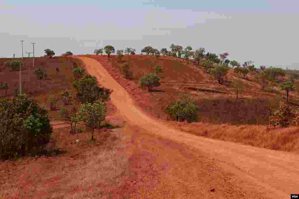 Jalan menuju desa etnis di provinsi Mondulkiri. (VOA/Nov Povleakhena)