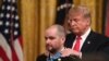Le président des Etats-Unis, Donald Trump, remet une médaille d'honneur à un ancien médecin de l'armée à la Maison Blanche à Washington, DC, le 1er octobre 2018. 