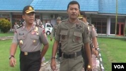 Asops Kapolri Irjen Pol Arif Wachyunadi (kiri) bersama Kapolda Sulawesi Tengah Brigjend Idham Azis di Poso, Kamis 12/3 (VOA/Yoanes).