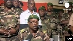 Phát ngôn viên quân đội nói trên truyền hình quốc gia hôm thứ 19/2/2010 rằng quân đội phải có trách nhiệm chấm dứt tình trạng căng thẳng chính trị của đất nước
