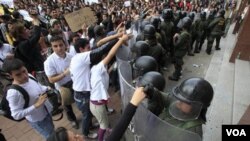 Los estudiantes en Bogotá protestan contra una reforma educativa que propone utilizar fondos privados en instituciones públicas.