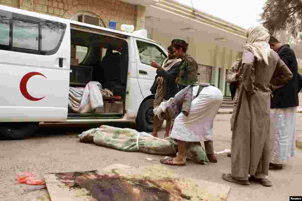 A man wraps the body of a relative killed in an airstrike in Yemen&#39;s northwestern province of Saada, March 27, 2015.