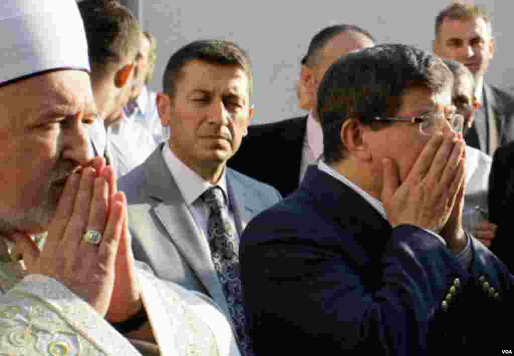 Turski šef diplomatije Ahmet Davutoglu (desno) klanjao je bajramski namaz sa reisom Musfaom Cerićem (lijevo) i muslimanima u Sarajevu. AP