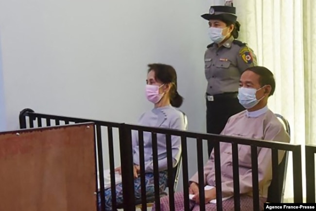 រូបឯកសារ៖ អ្នកស្រី Aung San Suu Kyi មេដឹកនាំមីយ៉ាន់ម៉ាដែលត្រូវដកចេញពីតំណែងនិងអតីតប្រធានាធិបតី Win Myint បង្ហាញខ្លួននៅតុលាការមួយកន្លែងនៅរដ្ឋធានីណៃពិដោ កាលពីថ្ងៃទី២៤ ខែឧសភា ឆ្នាំ២០២១។
