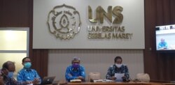 Pimpinan Universitas Sebelas Maret (UNS) Solo menjelaskan kondisi seorang mahasiswinya yang positif tertular virus corona, Jumat, 17 April 2020. (Foto: Yudha Satriawan/VOA)