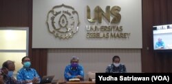 Pimpinan Universitas Sebelas Maret (UNS) Solo menjelaskan kondisi seorang mahasiswinya yang positif tertular virus corona, Jumat, 17 April 2020. (Foto: Yudha Satriawan/VOA)