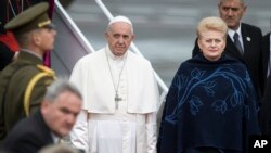 El papa Francisco fue recibido en el aeropuerto de Vilna por la presidenta lituana, Dalia Grybauskaité.