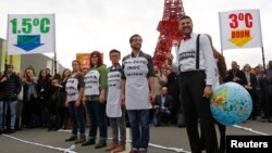 Orang-orang berdemo di sela-sela Konferensi Perubahan Iklim Dunia 2015 (COP21) di Le Bourget, dekat Paris, Perancis, 8 Desember 2015. 