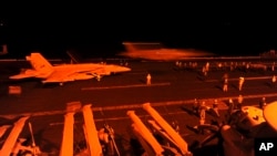 23일 페르시아만 공해상의 미 항공모함 조지 H. W. 부시 호에서 미 해군 F/A-18 전투기들이 시리아 내 이슬람 수니파 무장단체 ISIL 목표물을 타격하기 위해 출격 준비를 하고 있다.