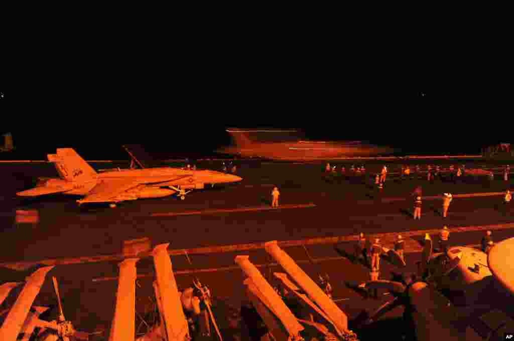فضائی کارروائی کے لیے خلیج عرب میں موجود امریکی بحری بیڑے پر تیار کھڑے A-18E لڑاکا طیارے 