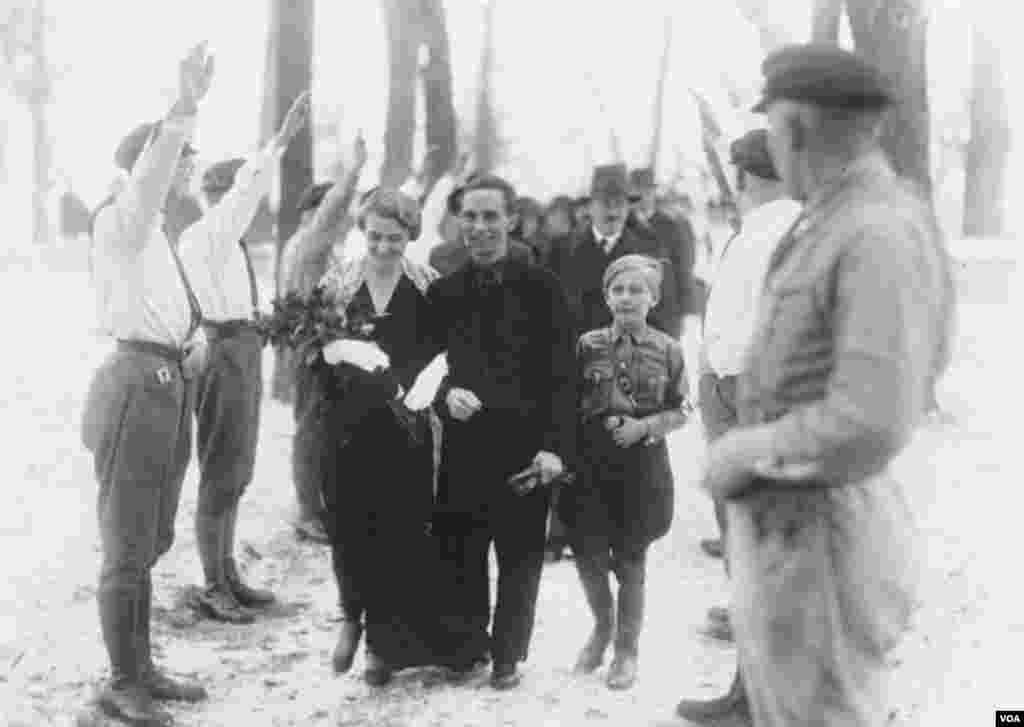 Almaniyanın Təbliğat Naziri İosif Göbbels evlənir. Arxada gələn sağdışı Adolf Hitlerdir.&nbsp; 1931.
