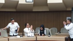 Paripurna P Sugarda, Wakil Rektor UGM (kedua dari kiri) mengkonfirmasi status positif Corona Guru Besar kampus itu. (Foto: VOA/ Nurhadi)
