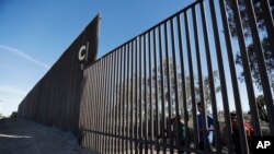 Một đoạn của tường biên giới nhìn từ Mexicali, Mexico, bên cạnh một đoạn tường biên giới cao hơn, mới hơn, bên trái, ở Calexico, California, ngày 5/3/2018. (AP Photo/Gregory Bull) 