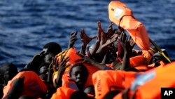 Des migrants africains sont secourus par une ONG aux abords des côtes libyennes, le 27 janvier 2017.