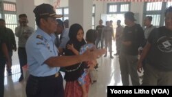 Kepala Divisi Pemasyarakatan Kantor Wilayah Kemenkumham Sulawesi Tengah, Suprapto menerima Asmawati seorang narapidana yang menyerahkan diri ke Lapas Perempuan Kelas III Palu, 30 September 2019. (Foto: VOA/Yoanes Litha)
