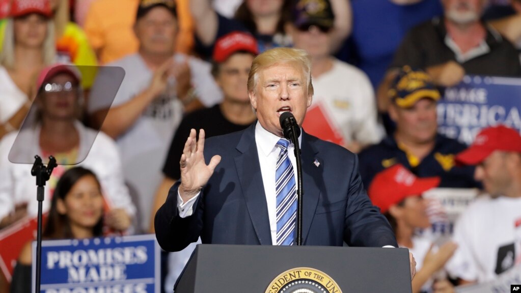 West Virginia ျပည္နယ္က လူထုစုေ၀းပဲြမွာ သမၼတ Trump မိန္႔ခြန္းေျပာစဥ္။ (ၾသဂုတ္ ၃-၂၀၁၇)