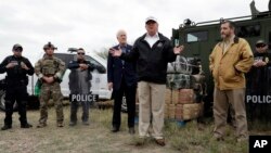 Predsednik Donakld Tramp govori tokom ture po granici SAD sa Meksikom, na Rio Grandeu na južnoj granici, četvrtak, 10. januara 2019. u Mekalenu, Teksas, dok senator Džon Kornin iz Teksasa i senator Ted Kruz iz Teksasa slušaju.