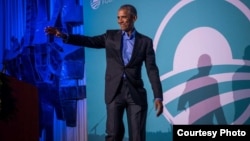 Mantan Presiden AS Barack Obama menyapa para peserta (Courtesy: Obama Foundation).