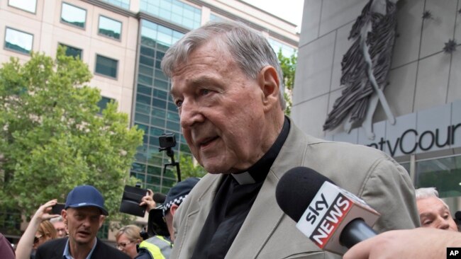 Hồng Y George Pell rời tòa án ở Melbourne hôm 26/2/2019.