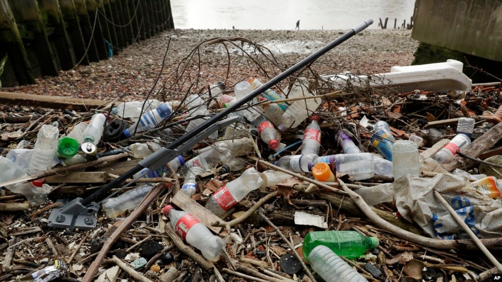 Des bouteilles en plastique et d'autres matières plastiques sont échouées sur la rive nord de la Tamise à Londres, le 5 février 2018.