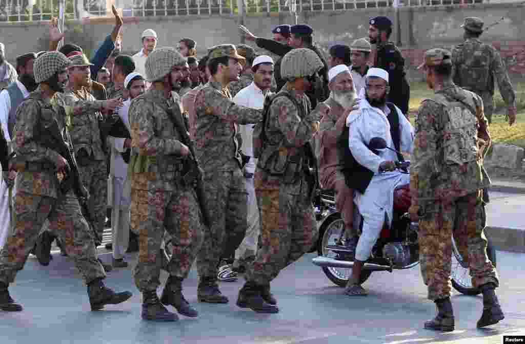 پاکستان کے وفاقی دارالحکومت اسلام آباد کے جڑواں شہر راولپنڈی میں پیر کی صبح کرفیو اُٹھا لیا گیا تاہم حکام کے مطابق شہر میں فوج بدستور موجود رہے گی۔