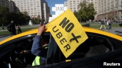 Seorang pengemudi taksi memrotes kehadiran layanan taksi online seperti Uber (foto: ilustrasi). 