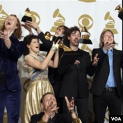 Arcade Fire di balik panggung setelah menyabet Grammy untuk kategori Album Terbaik, Minggu (2/13).