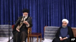 ایران کے رہبر اعلٰی آیت اللہ علی خامنہ ای کا کہنا ہے کہ مقصد کے حصول کے لیے جوہری معاہدے کے وعدوں سے پیچھے ہٹتے رہیں گے۔ (فائل فوٹو)