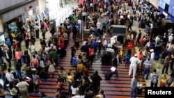 (File) Passengers line up for the security checkpoint at Simon Bolivar airport in La Guaira, outside Caracas.