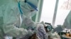 На фото: медсестра робить укол пацієнту у Тернополі
