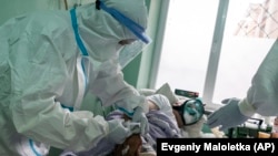 На фото: медсестра робить укол пацієнту у Тернополі