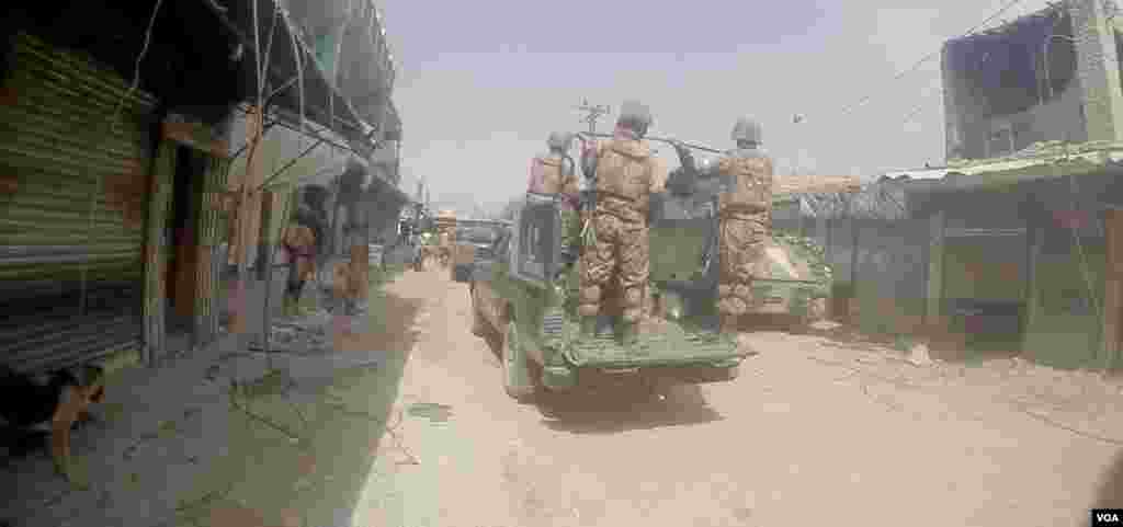 Soldiers drive through Miranshah Bazaar, North Waziristan, Pakistan. (Ayaz Gul/VOA)